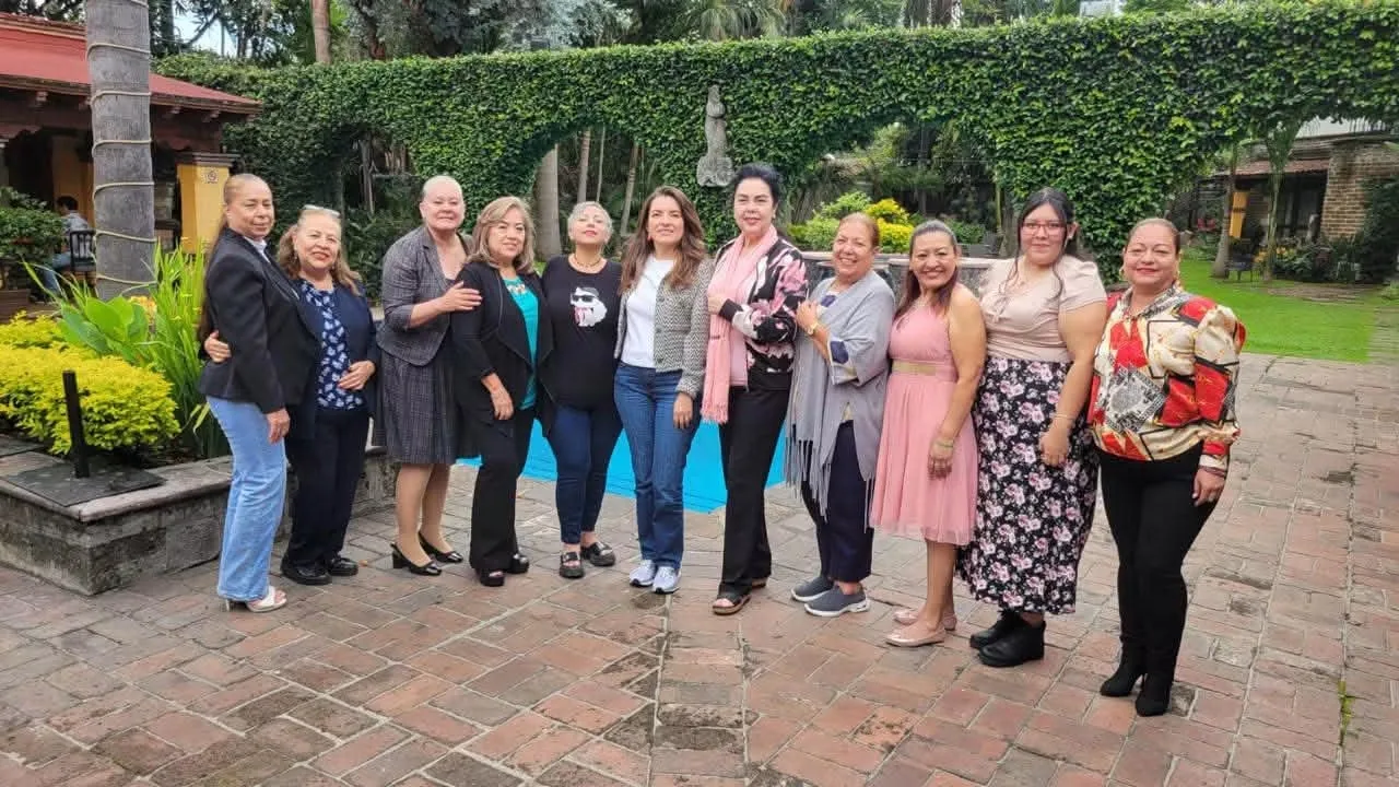 Integrantes y aliadas de De Corazón Fest reunidas en un jardín