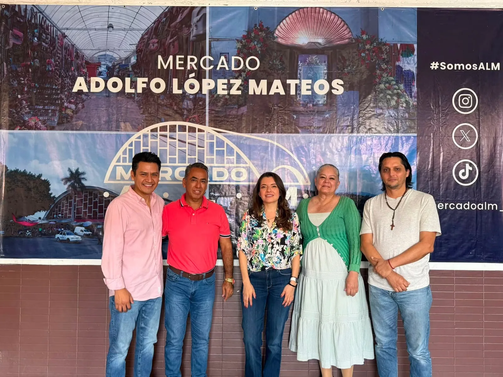 Equipo frente al Mercado Adolfo López Mateos